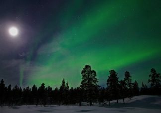 Aurora Borealis in the moonlight - Revontulet ja täysikuu