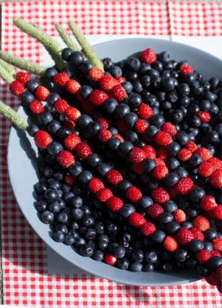 Wild berries in straw - Heinämarjoja