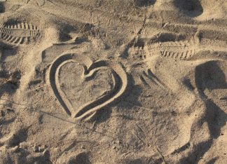 Heart made of sand - Hiekkasydän